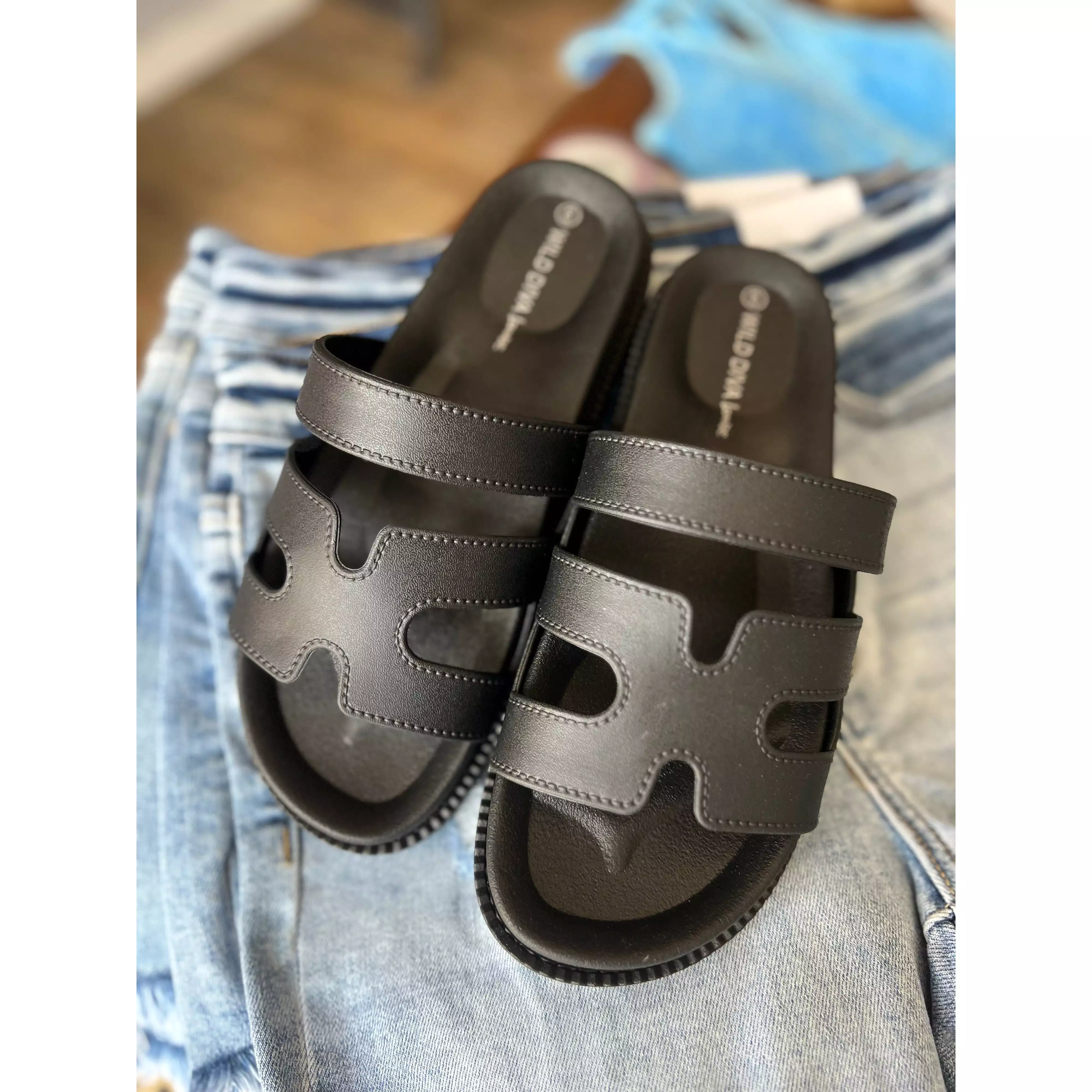 Gino Black Flat Sandals (6-10)